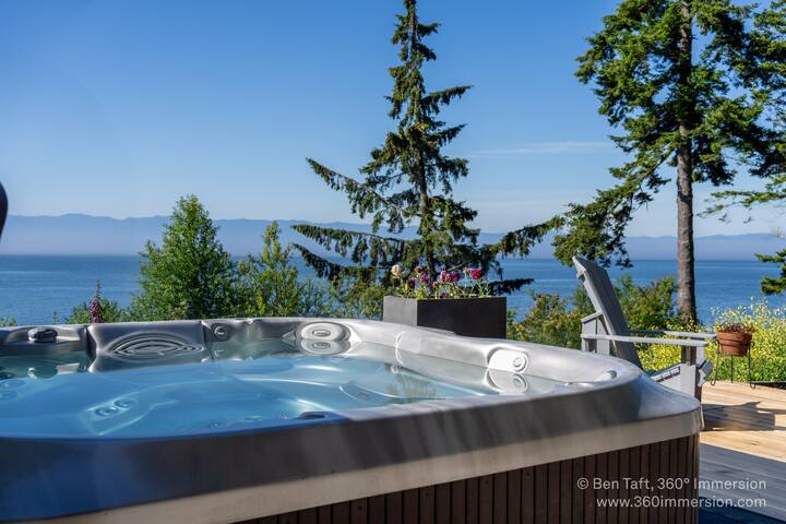 Oceanfront/2 bed/2 bath/private hottub/firepit