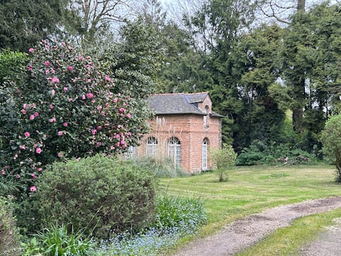 Charming outbuilding in a large quiet garden