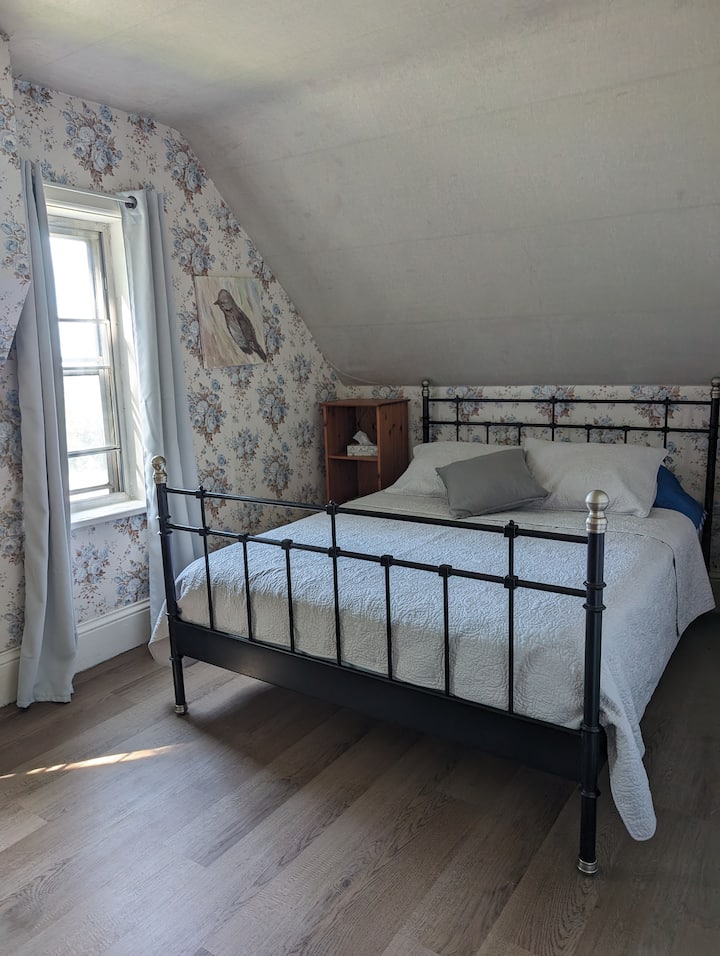 Dette værelse er det store soveværelse med queensize-dobbeltseng.  Det største soveværelse i huset.