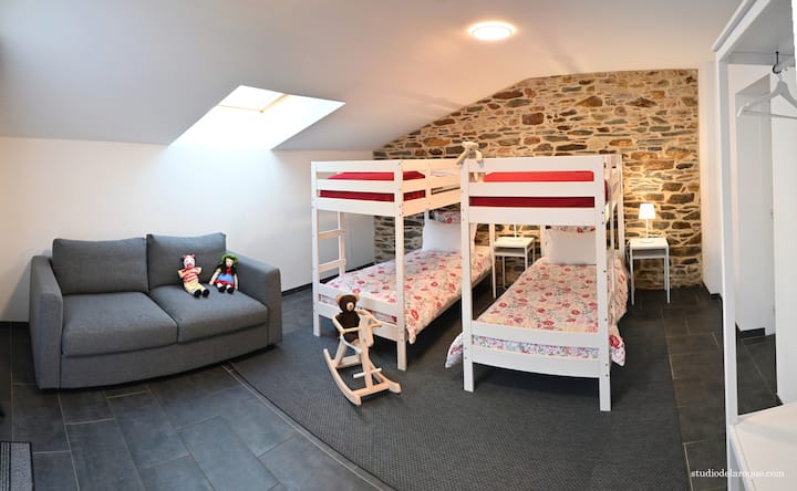 第五间「殖民地」卧室
两张双层床。
一张双人沙发。