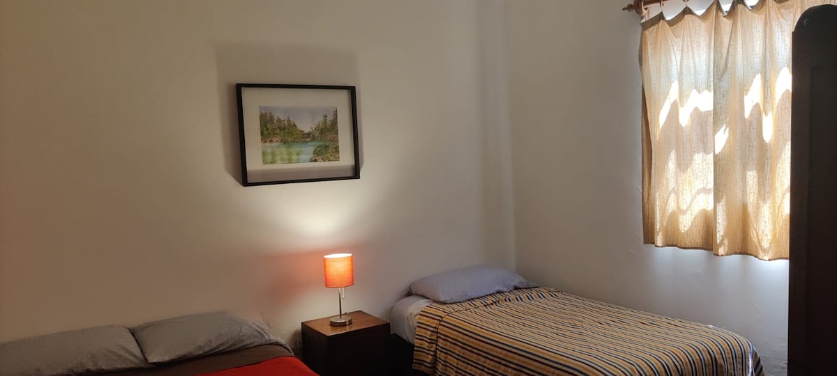 Dvojposteľ a jednolôžko. Ambientná stolová lampa.