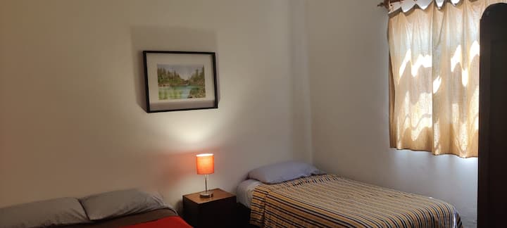 Двойно и единично легло. Атмосферна настолна лампа.