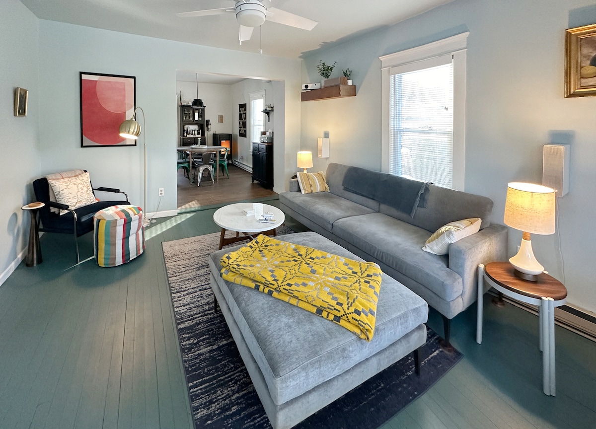 ห้องนั่งเล่นและพื้นที่รับประทานอาหาร