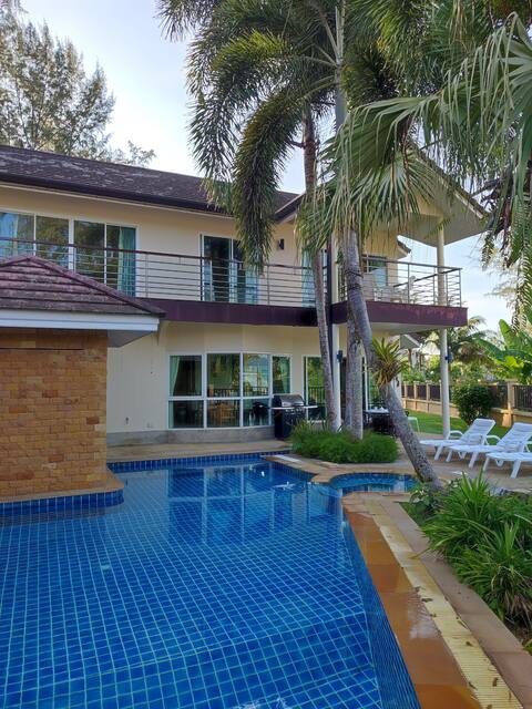 Best Location! Walk to beach etc. Free Transfer