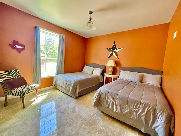 غرفة النوم رقم6 - سريران مزدوجان، مرتبة هوائية إضافية