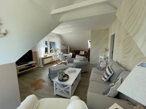 Top Airbnb: Beautiful 3-room apartment close to the beach, top location + ocean view in Neustadt In Holstein