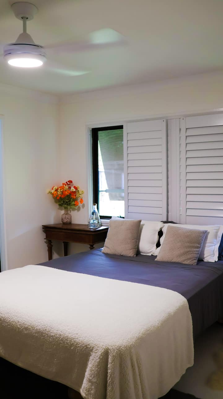 Pohodlná menšia manželská posteľ s kvalitnou, čerstvou bambusovou posteľnou bielizňou