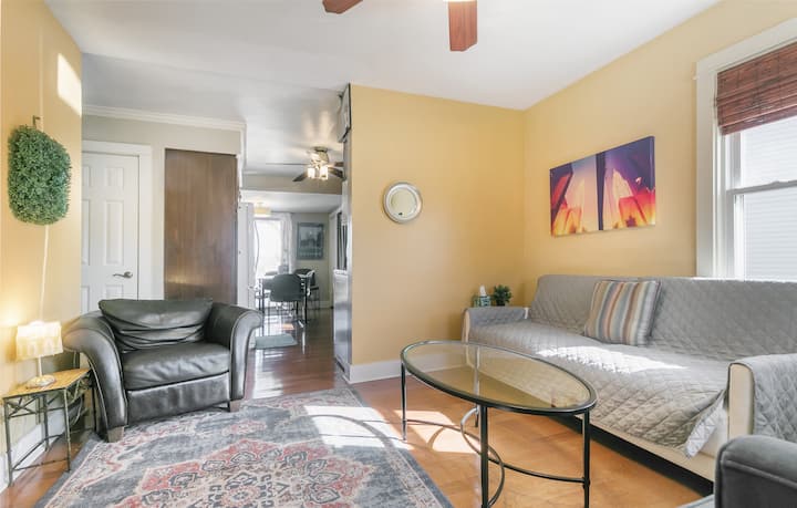 Stylish & Updated Bungalow - Kohl Center