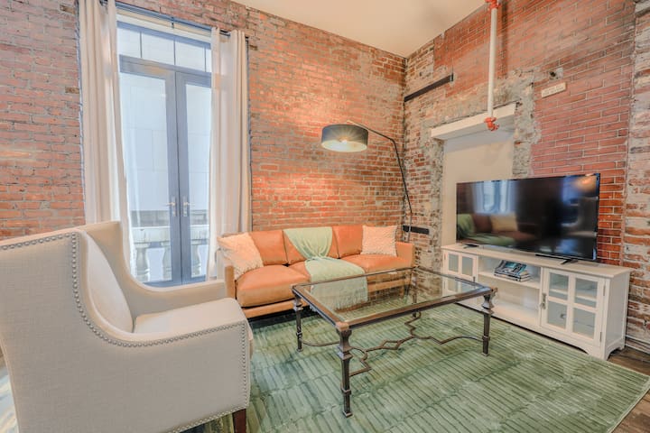 Downtown Luxury | Students Welcome | W/D in unit