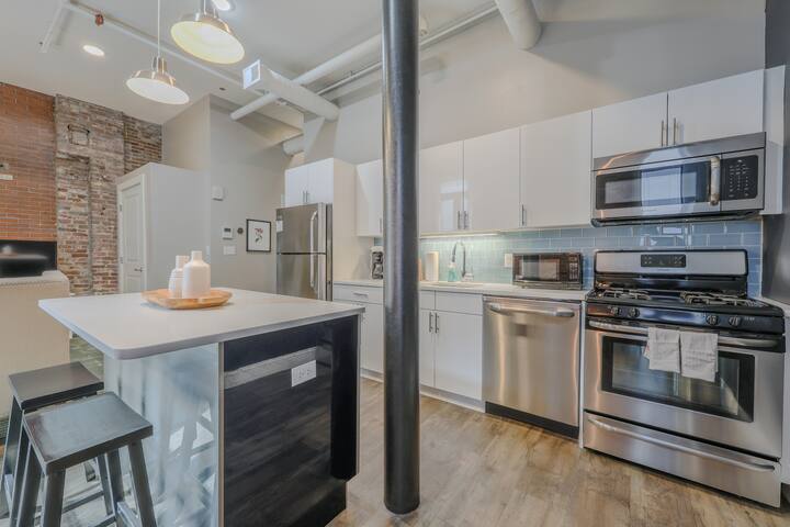 Downtown Luxury | Students Welcome | W/D in unit gallery image 2