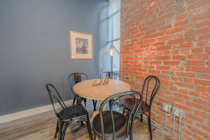 Downtown Luxury | Students Welcome | W/D in unit gallery image 4