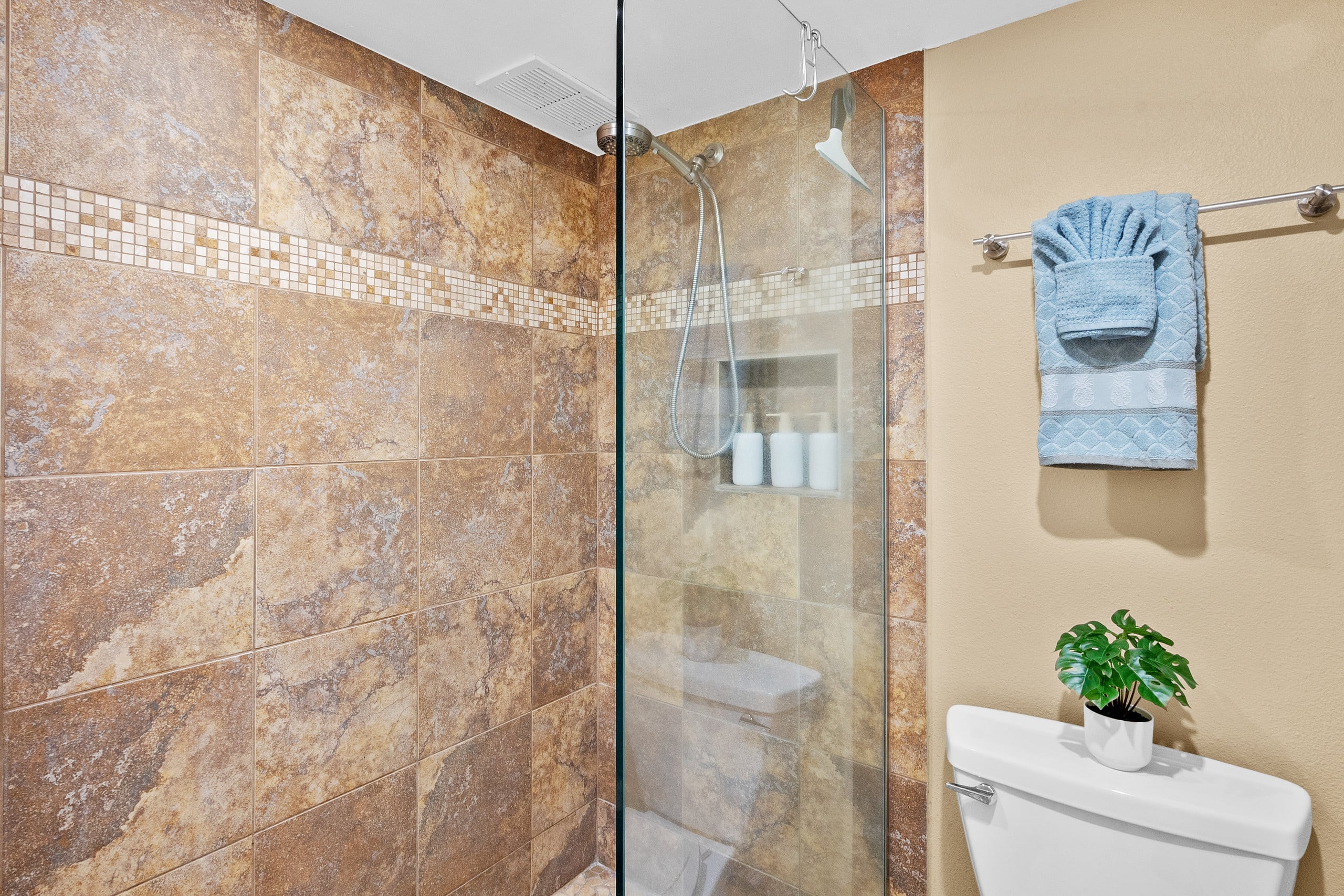 Sweeping Ocean Views • Beach Access • Powerful AC - Image 19