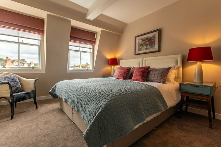 יש כאן מיטת קינג סייז וחדר רחצה צמוד (שירותים, מקלחת וכיור רחצה. ניתן לחלק את המיטה לשני מיטות יחיד (רוכסן וקישור) כל עוד ניתנת לנו התראה מספקת. יש מחסן  לבגדים ומרחב תלייה