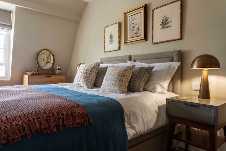 מיטת קינג סייז עם שתי מיטות יחיד (רוכסן וקישור) אם ניתנת לנו התראה מספקת. 
יש בו מזרן נוח מאוד ויש מקום תלייה ואחסון לבגדים