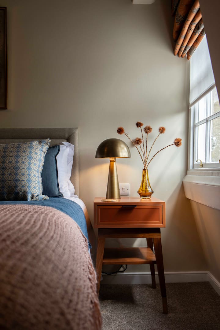 זוהי מיטת קינג סייז שניתן לחלק לשני מיטות יחיד (רוכסן וקישור) כל עוד ניתנת לנו התראה מספקת. יש מקום לתליית חול לאחסון בגדים וכו '