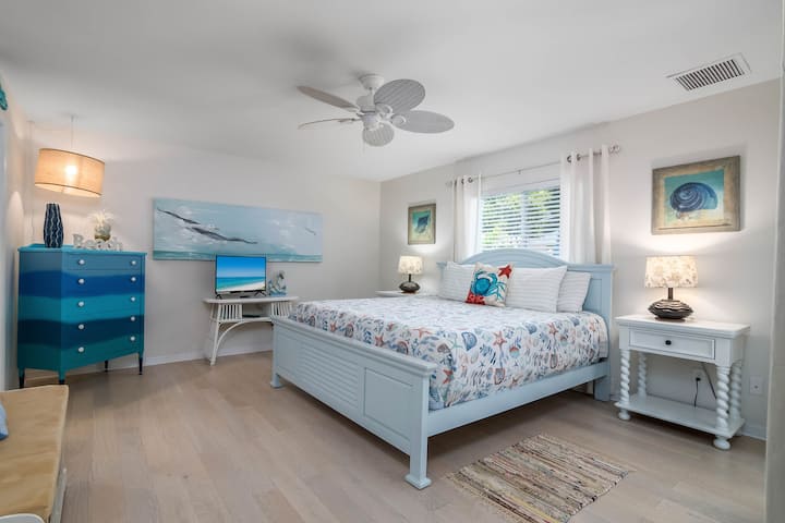 นอนหลับเหมือนสมาชิกราชวงศ์บนเตียงคิงไซส์ในห้องนอนใหญ่