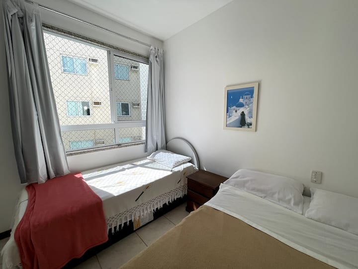 Apartman 1. Bračni krevet, jednostruki krevet i dodatni madrac. S ventilatorom i klima-uređajem.