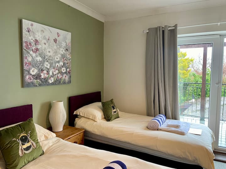 一楼带套间浴室和阳台的双床卧室