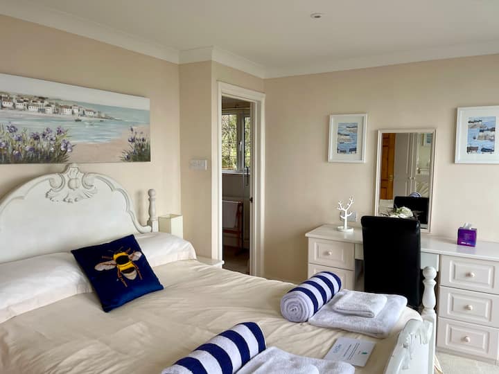 双人卧室，带宽敞的套内淋浴间和阳台