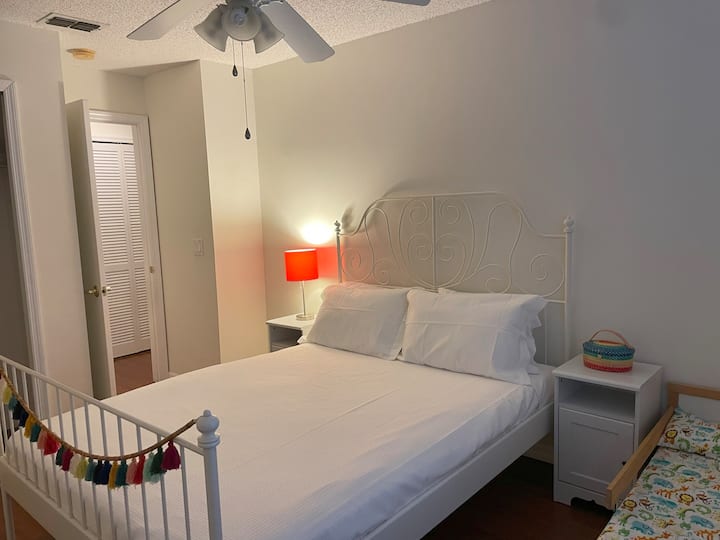 Cama tamaño queen y cama para niños en el segundo dormitorio