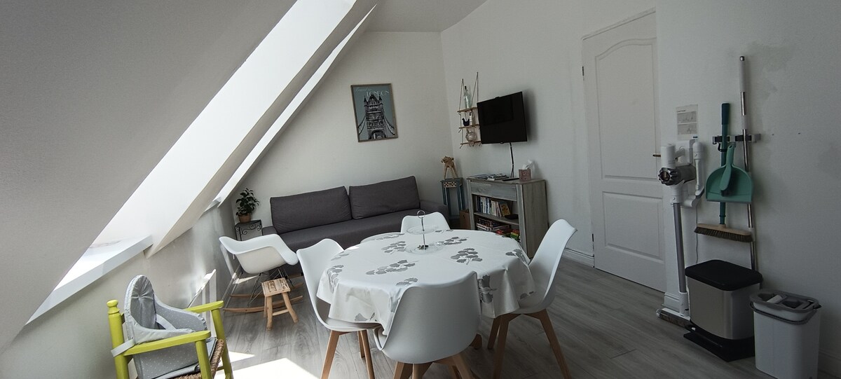 舒适明亮的客厅，设备齐全，电视、沙发床、扶手椅、高脚椅、桌子4把椅子，如有需要，可提供清洁套装 