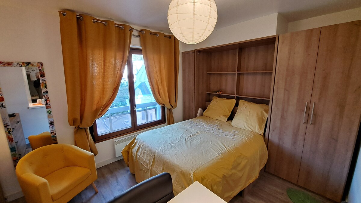 Сгъваемо легло за през нощта. Спално бельо 140 x 200 удобен матрак с дебелина 20 см.