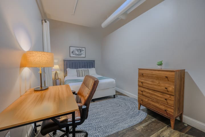 Monthly Discounts – Furnished Luxury 3br, 2ba Loft gallery image 4