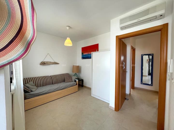 მისაღები ოთახი გასაშლელი დივნით 2 ადამიანისთვის საკუთარი კონდიციონერით... შეიძლება მესამე საძინებლად იქცეს