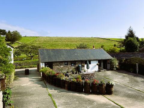 Beautiful Barn conversion with pool+Hot Hub-Linney