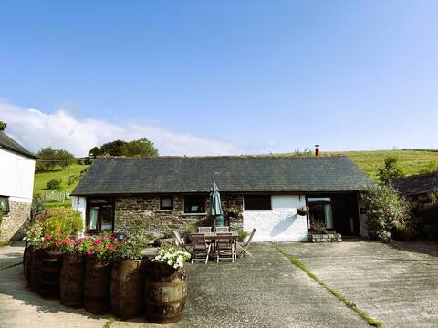 Beautiful Barn conversion with pool+Hot Hub-Linney