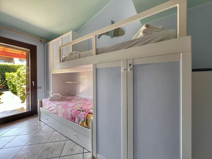 卧室配有两张单人床（双层） ，可欣赏房屋私人花园，卧室配有空调