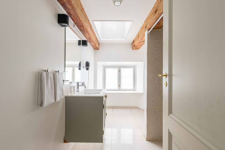 Aesthetic 2BR Apartment w/Exposed Ceiling Beams gallery image 5