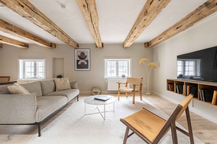 Aesthetic 2BR Apartment w/Exposed Ceiling Beams