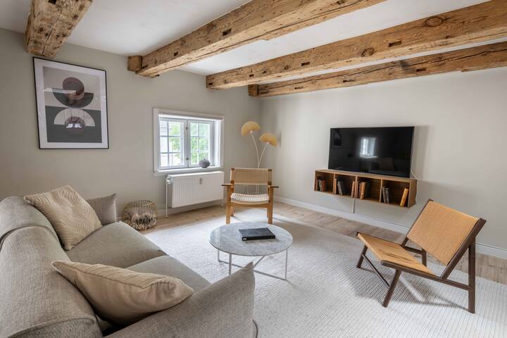 Aesthetic 2BR Apartment w/Exposed Ceiling Beams gallery image 3