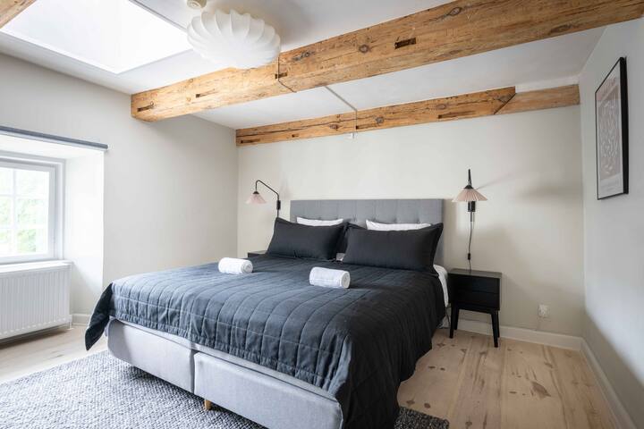 Aesthetic 2BR Apartment w/Exposed Ceiling Beams gallery image 2