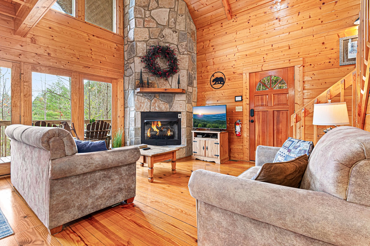 ห้องนั่งเล่นที่มีเตาผิงหินที่สวยงามพร้อมช่องใส่แก๊ส