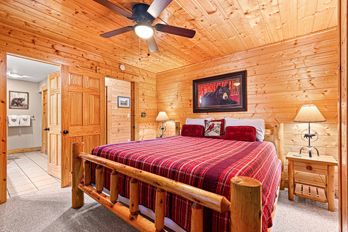 เตียงขนาดคิงไซส์ที่สะดวกสบายในห้องนอนหลักที่ชั้นแรก 