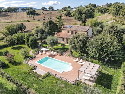 Villa with private pool/air conditioning 1km town