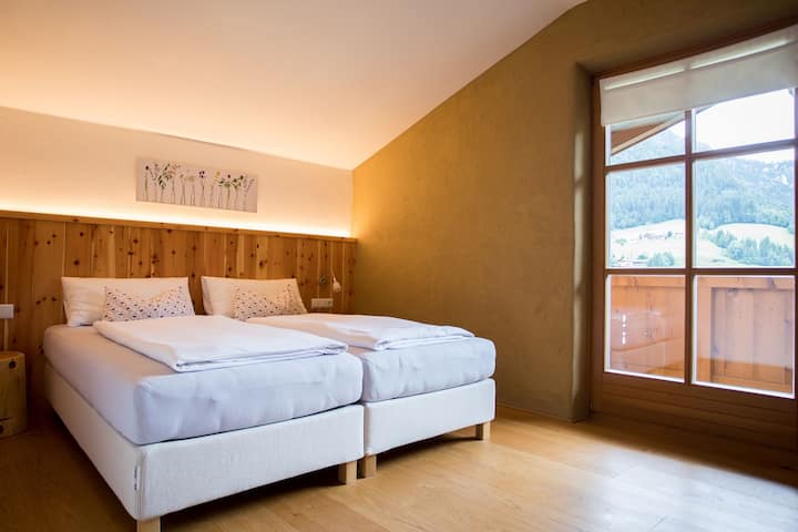 غرفة نوم مع جدار طيني وخشب الصنوبر - لمناخ نوم مريح بشكل خاص