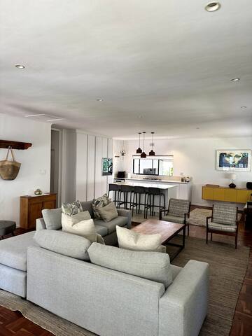 Beautiful Cape Town spot w/ a bright & happy feel! gallery image 2