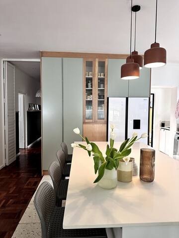 Beautiful Cape Town spot w/ a bright & happy feel! gallery image 4