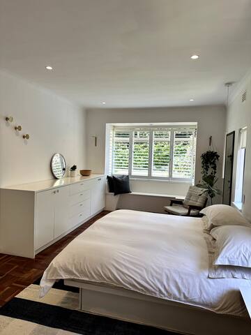 Beautiful Cape Town spot w/ a bright & happy feel! gallery image 5