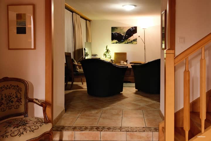 进入一楼的客厅。
可从一楼进入客厅。