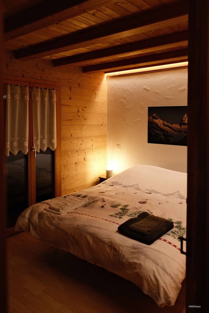 间接光源营造温馨氛围。
间接光源营造温馨氛围。