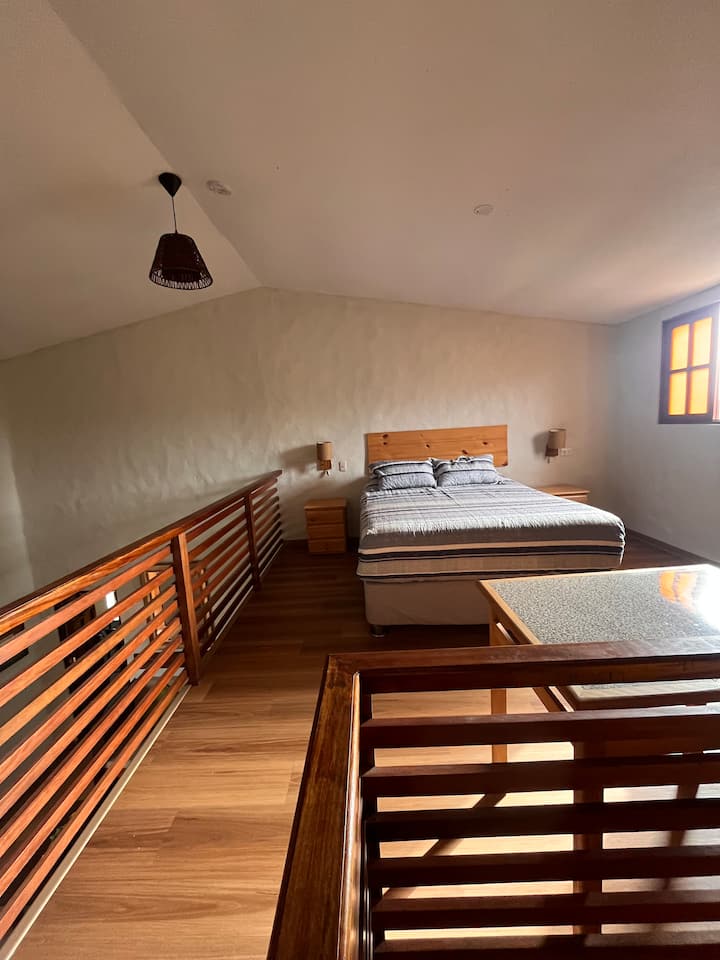 2do piso的主房間，配有1張標準雙人牀和全套浴室