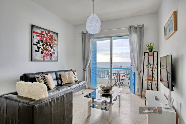 סלון מואר ומואר עם נוף לים ושקיעה בכל ערב.