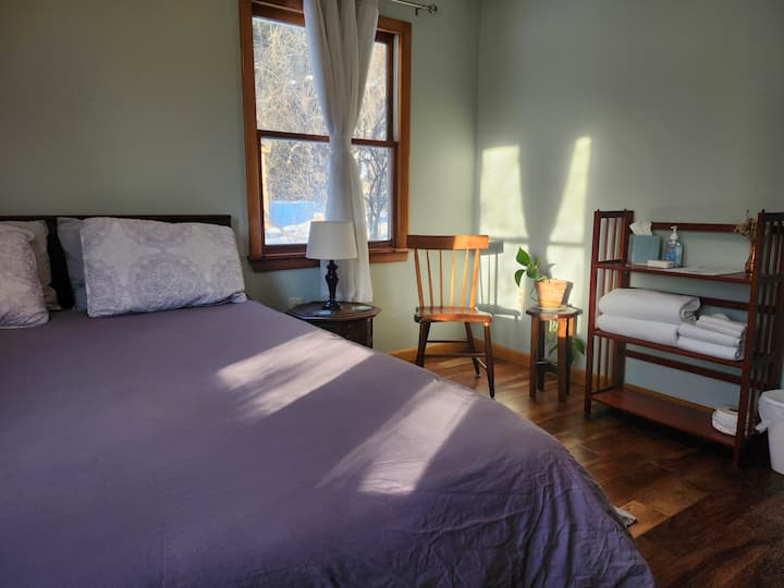 1 საძინებელში შესაძლებელია მაქსიმუმ 2 სტუმრის განთავსება ორადგილიანი საწოლით. Ყველა საძინებელი იკეტება გასაღებიანი შესასვლელი კარის სახელურებით.