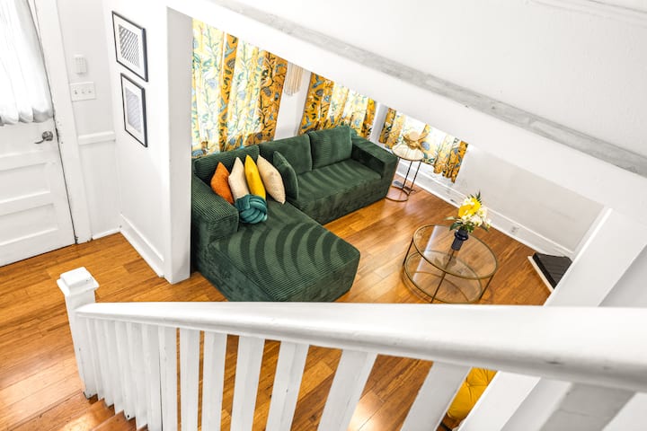 Townhouse in Savannah · 3 bedrooms · 4 beds · 2.5 private baths — photo 5