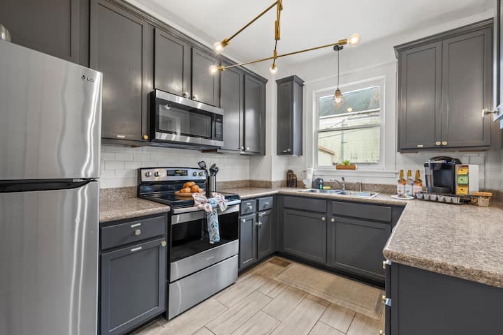 Townhouse in Savannah · 3 bedrooms · 4 beds · 2.5 private baths — photo 3