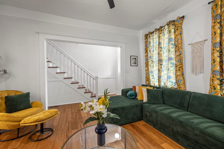 Townhouse in Savannah · 3 bedrooms · 4 beds · 2.5 private baths — photo 4